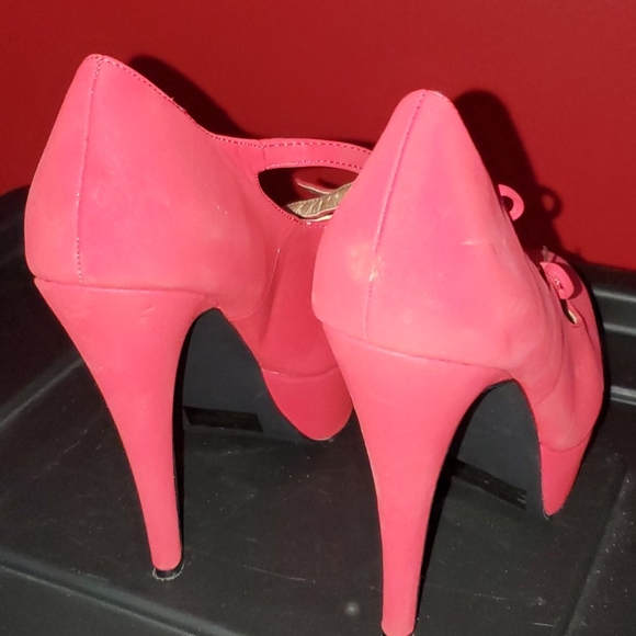 Ladies Red Higheels - Picture 3 of 3